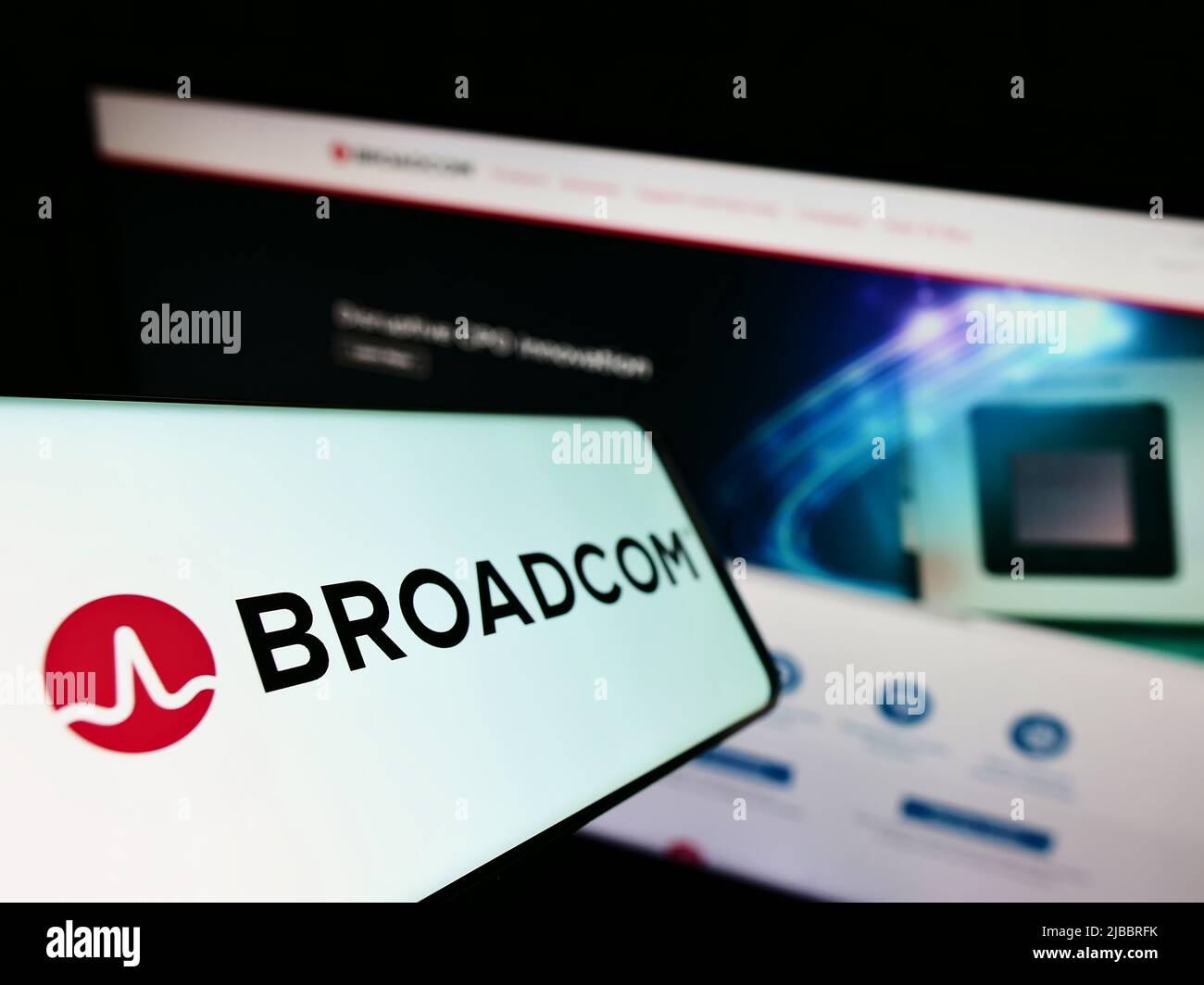Mobiltelefon mit Logo des amerikanischen Halbleiterunternehmens Broadcom Inc. Auf dem Bildschirm vor der Unternehmenswebsite. Konzentrieren Sie sich auf die linke Seite des Telefondisplays. Stockfoto