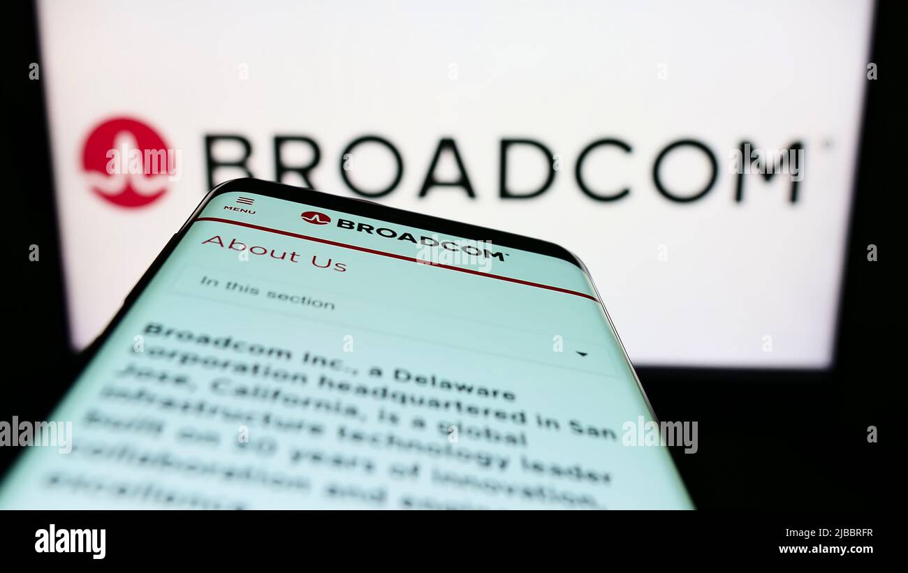 Smartphone mit Website des amerikanischen Halbleiterunternehmens Broadcom Inc. Auf dem Bildschirm vor dem Unternehmenslogo. Konzentrieren Sie sich auf die obere linke Seite des Telefondisplays. Stockfoto