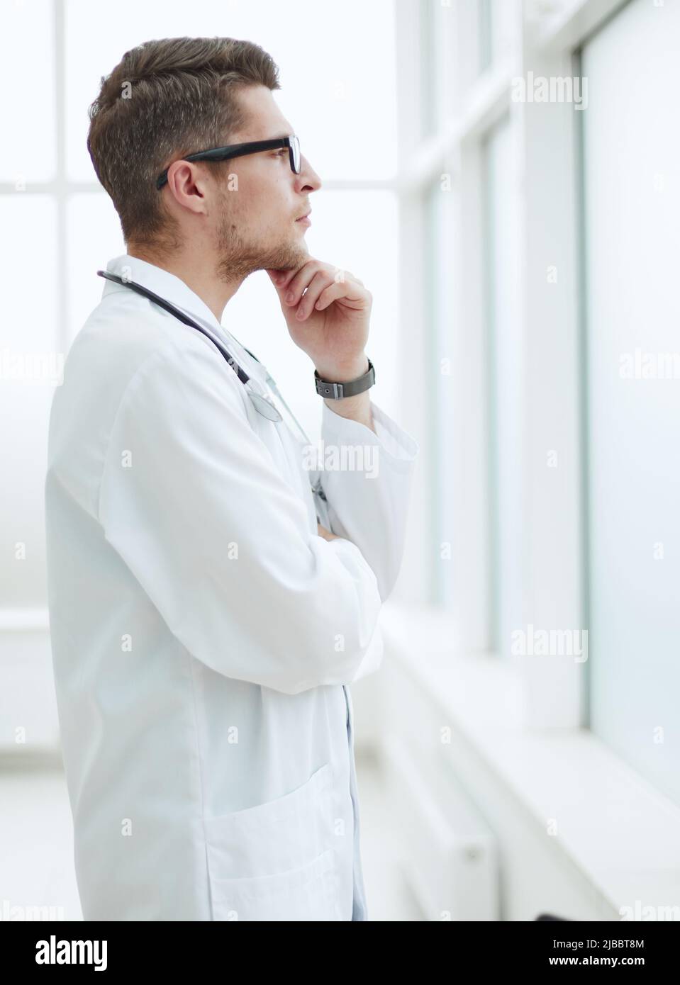 Hübscher junger Arzt im medizinischen Büro Stockfoto