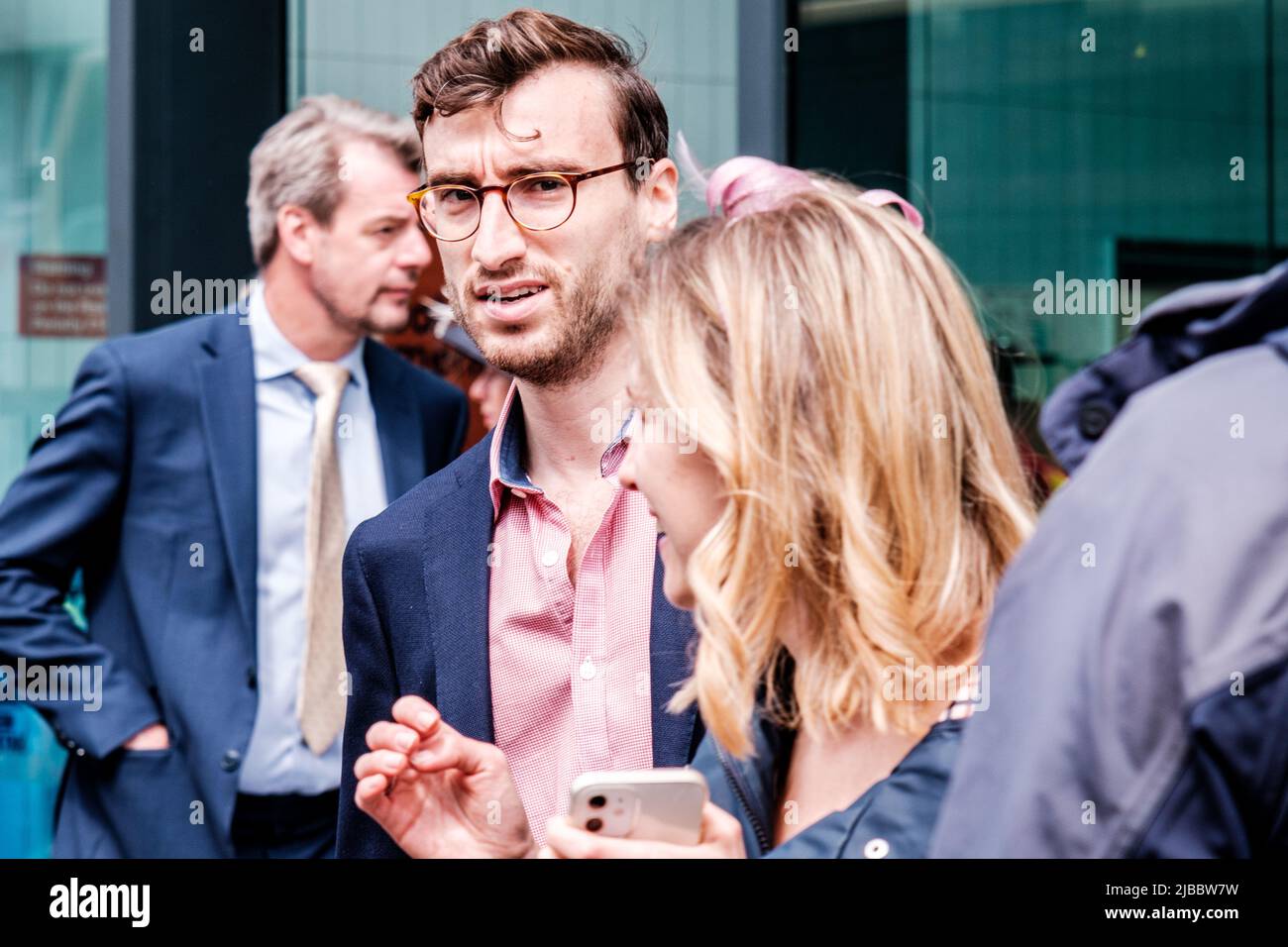 Epsom Surrey, London, Großbritannien, 04 2022. Juni, Happy Caucasian man Woman Couple Cazoo Epsom Derby Festival Stockfoto