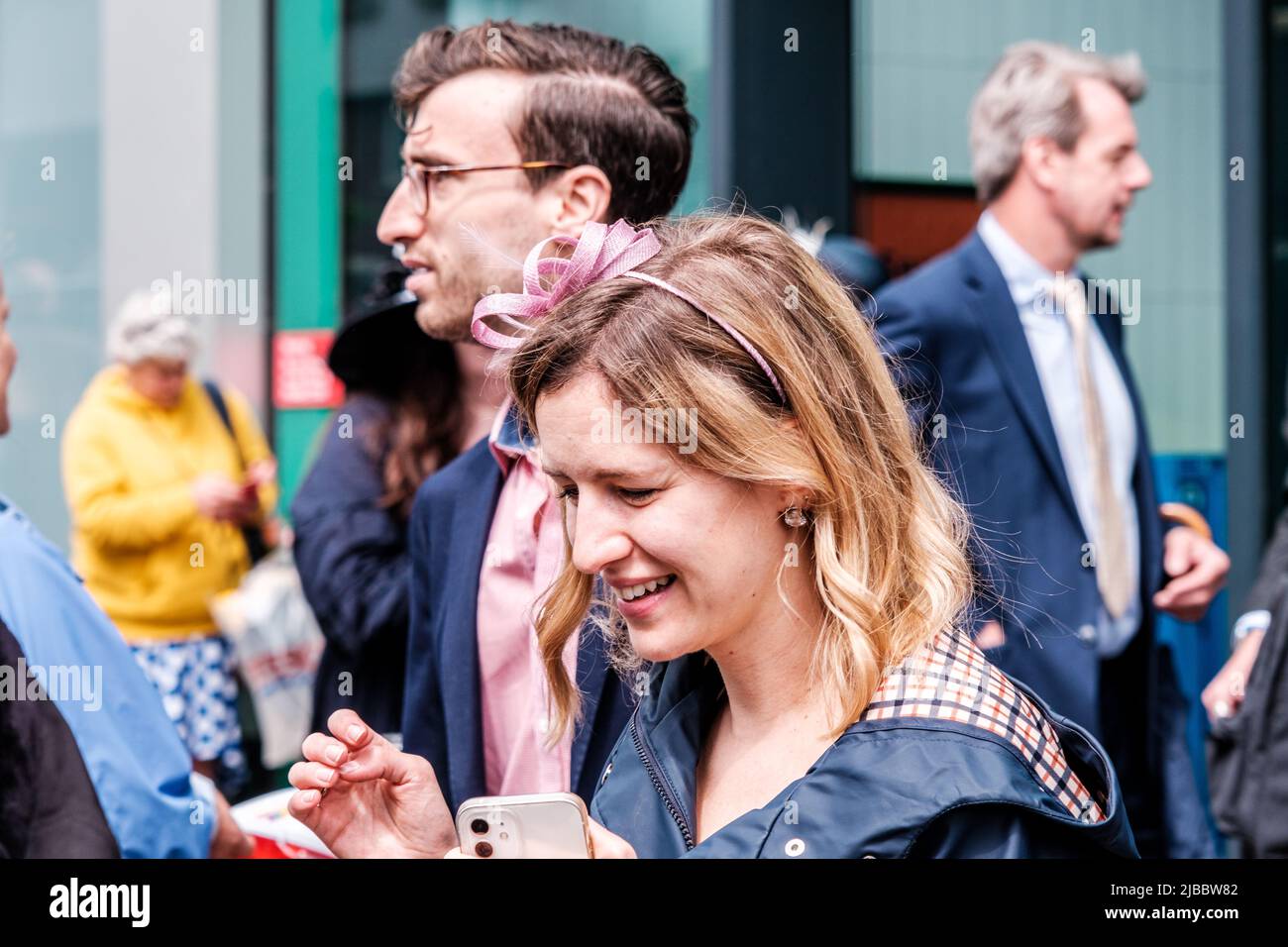 Epsom Surrey, London, Großbritannien, 04 2022. Juni, Happy Caucasian man Woman Couple Cazoo Epsom Derby Festival Stockfoto