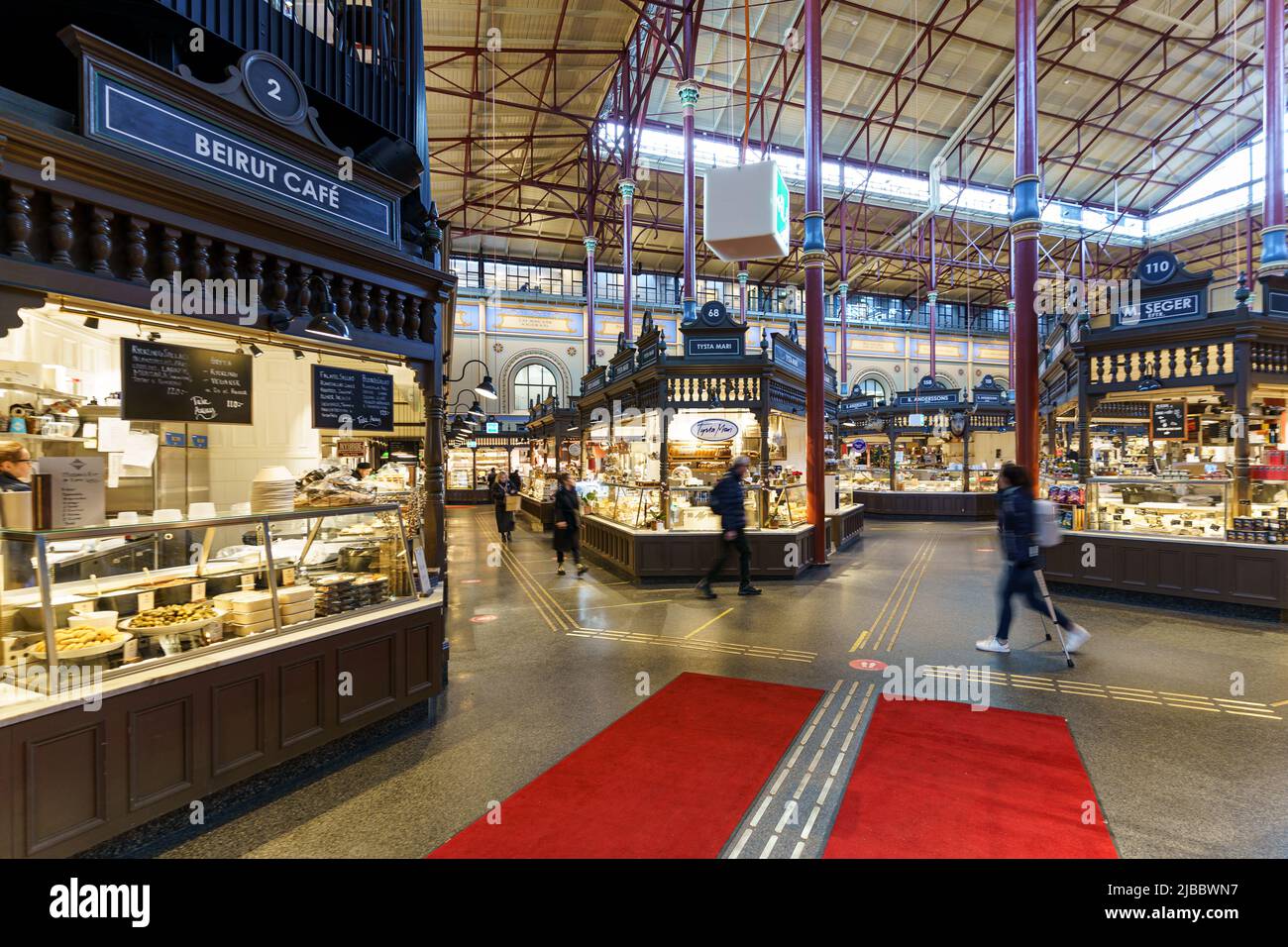 Stockholm, Schweden - Februar 15 2022: In der berühmten Östermalms Saluhall Food Hall, die auf das Jahr 1888 in Stockholm, SWE, zurückgeht, kaufen die Menschen frische Lebensmittel ein Stockfoto