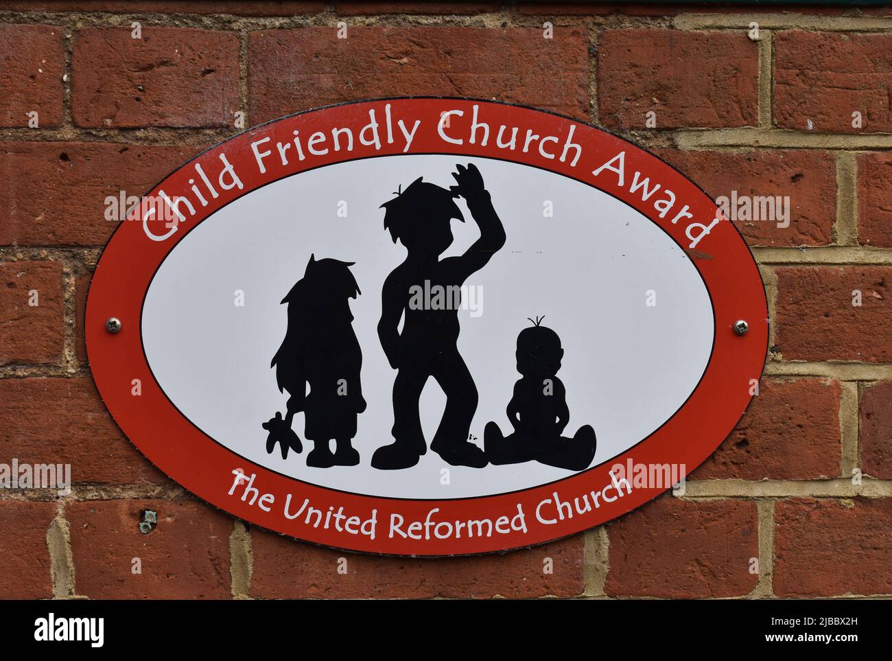 Hinweis auf einer Backsteinmauer bei einer Kirche in Newport Pagnell: „Kinderfreundlicher Kirchenpreis“. Stockfoto