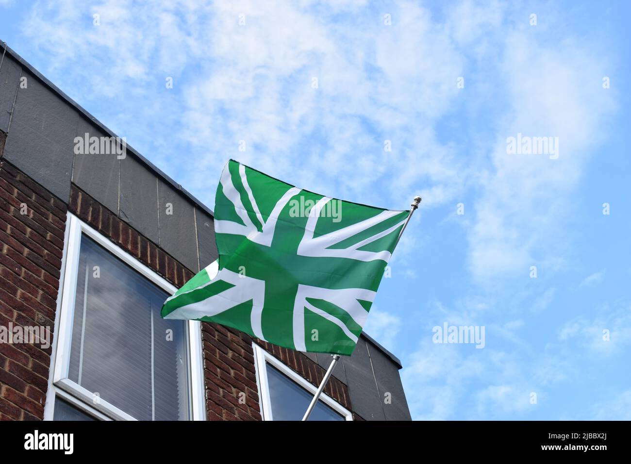 Die grüne Flagge wurde in Newport Pagnell geflogen, um zu feiern, dass der Newport Pagnell Town Football Club die FA Vase gewann. Die NPTFC-Farben sind grün und weiß. Stockfoto