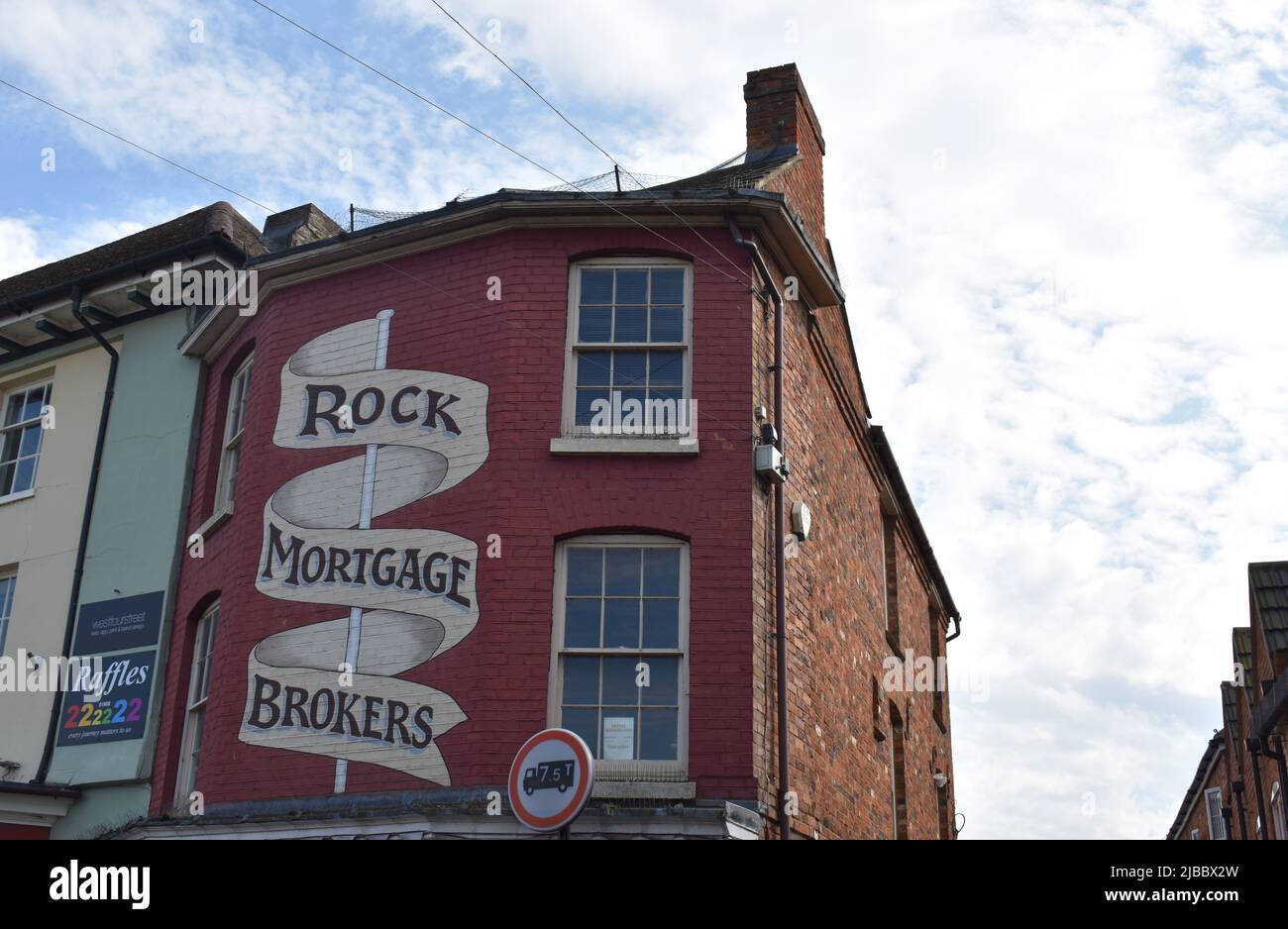 Schild an einem Gebäude in Newport Pagnell: 'Rock Mortgage Brokers' mit Copyspace. Stockfoto