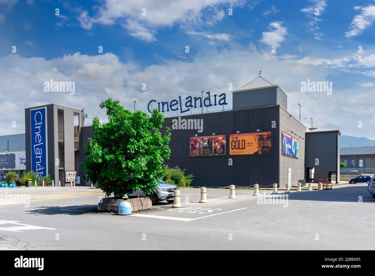 Borgo San Dalmazzo, Cuneo, Italien - 03. Juni 2022: Kino-Center Multiplex Cinelandia es ist eine Marke der Fallini-Gruppe mit vielen Kinosälen Stockfoto