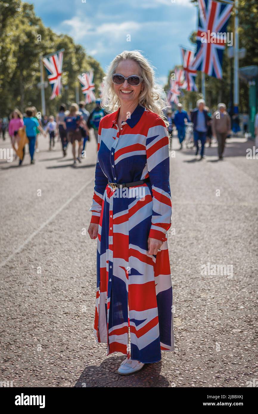 Eine Dame, die anlässlich des Platinum Jubilee in der Mall in London gekleidet war. Stockfoto