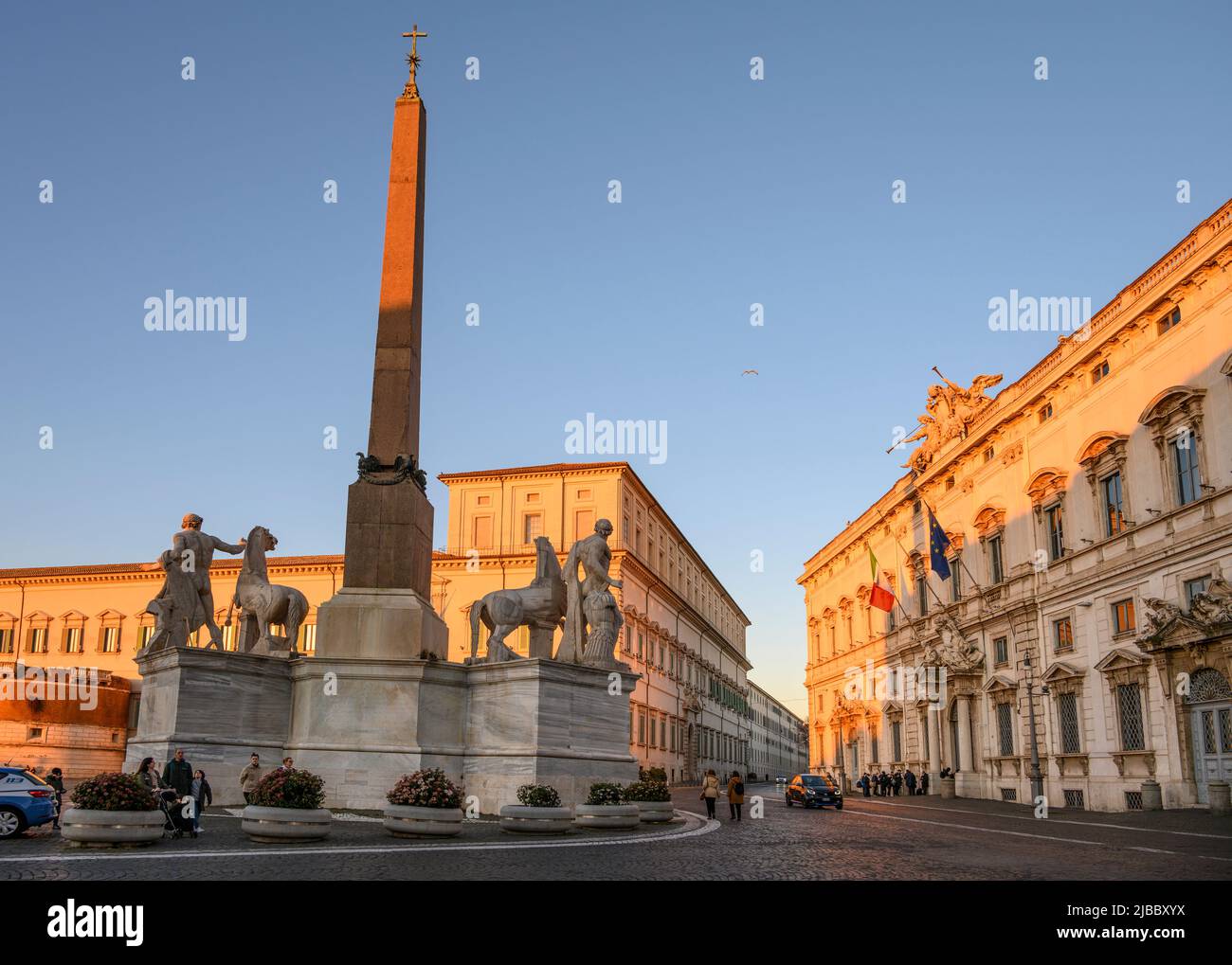 Die Piazza del Quirinale mit dem Obelisken des Quirinale und dem Zentrum der Fontana dei Dioscuri, der Quirinale-Palast im Hintergrund, der Palazzo della Consulta Stockfoto