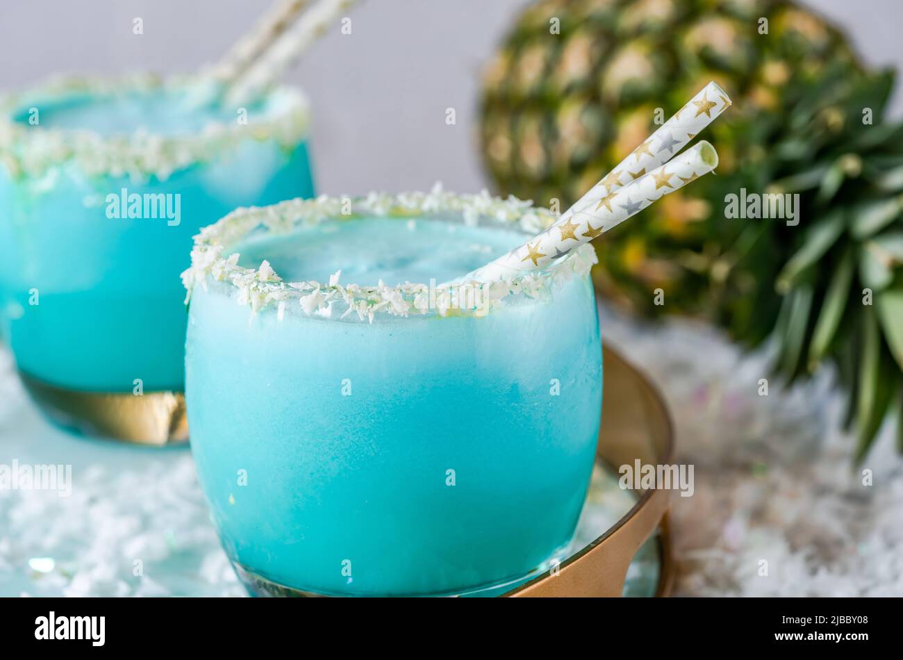 Jack Frost Weihnachtscocktail mit Kokosnuss-Rum, blauem curacao, Kokosrahm und Ananassaft Stockfoto