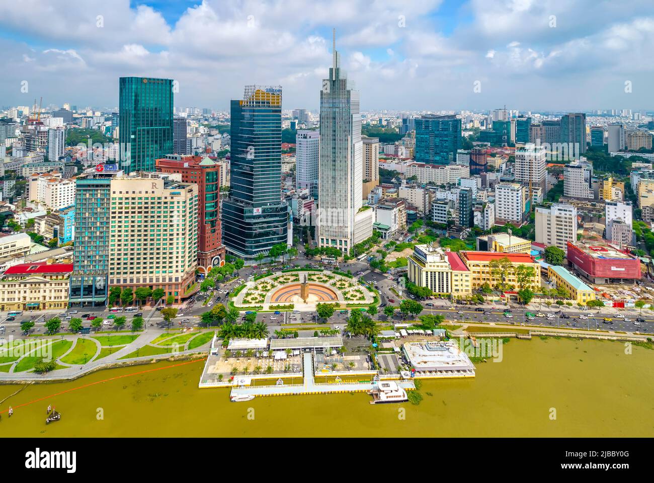Draufsicht Luftaufnahme einer fliegenden Drohne einer Ho-Chi-Minh-Stadt mit Entwicklungsgebäuden, Transport, Energieinfrastruktur. Finanzwesen Stockfoto