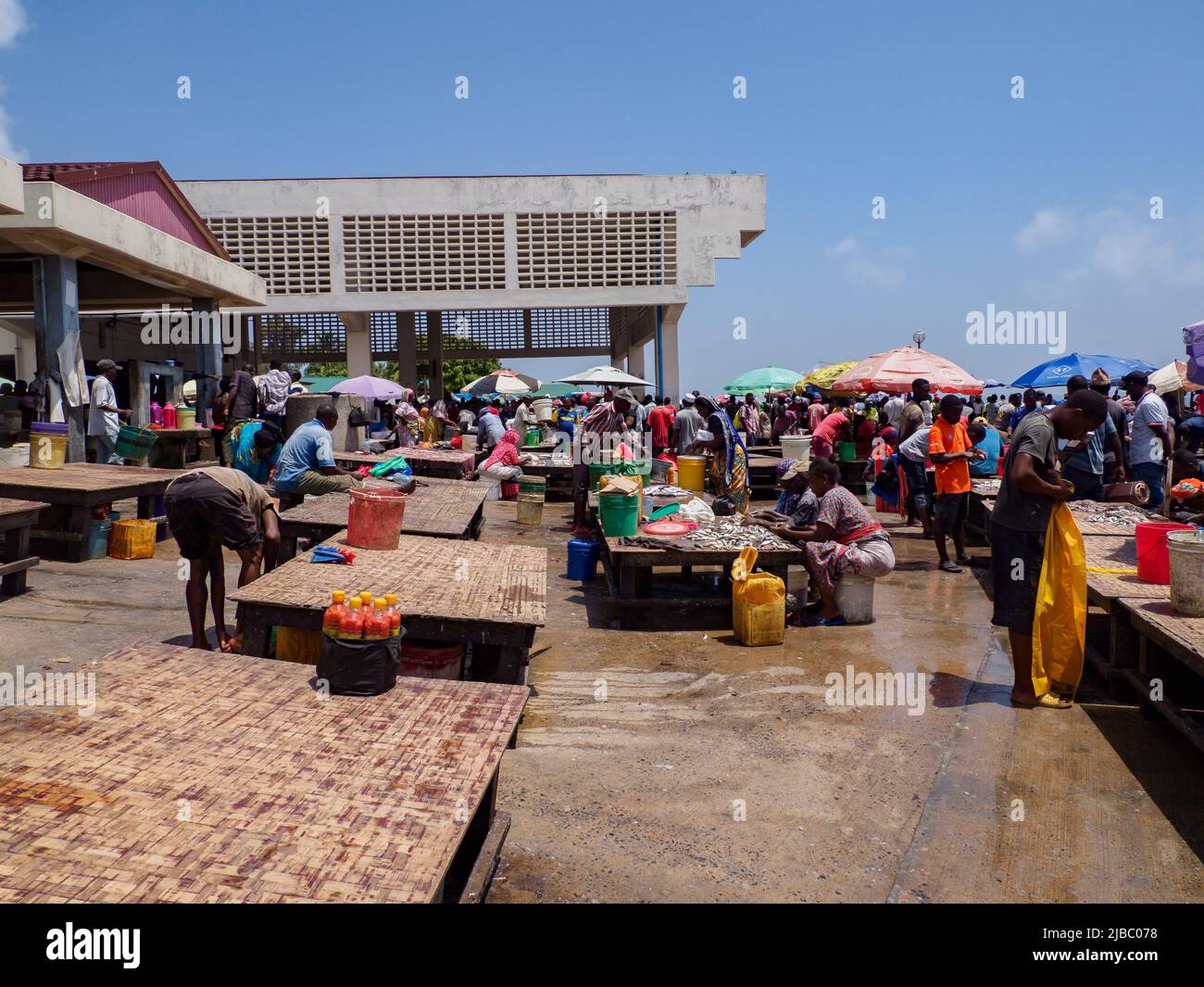 Dar es Salaam, Tansania - Februar 2021: Eine Menge afrikanischer Fischer auf dem Kivukoni Fischmarkt. Kovidische Zeit in Afrika. Stockfoto