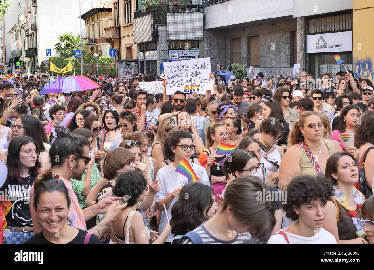 Der Brianza Pride befindet sich nach einem 2-jährigen Stopp wegen Covid wieder im Zentrum der Stadt Monza. Über 4 Demonstranten Stockfoto