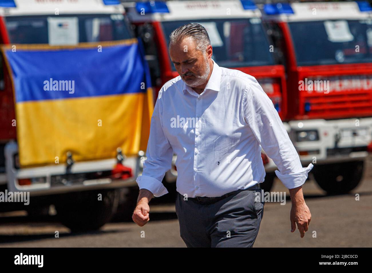 UZHHOROD, UKRAINE - 03. JUNI 2022 - der Landeshauptmann des Burgenlandes, Hans Peter Doskozil, wird während der feierlichen Übergabe von sieben Feuerwehrfahrzeugen aus dem Bundesland Burgenland, Österreich, an den Staatlichen Notdienst der Ukraine, Uzhhorod, Westukraine, abgebildet. Dieses Foto kann nicht in der russischen Föderation verteilt werden. Foto von Serhii Hudak/Ukrinform/ABACAPRESS.COM Stockfoto