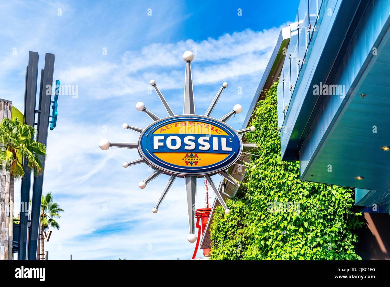 Fossile Geschäftszeichen oder Logo vor einem Einzelhandelsgeschäft.Universal Studios Florida ist ein berühmter Ort und eine wichtige Touristenattraktion im südlichen Bundesstaat. Stockfoto