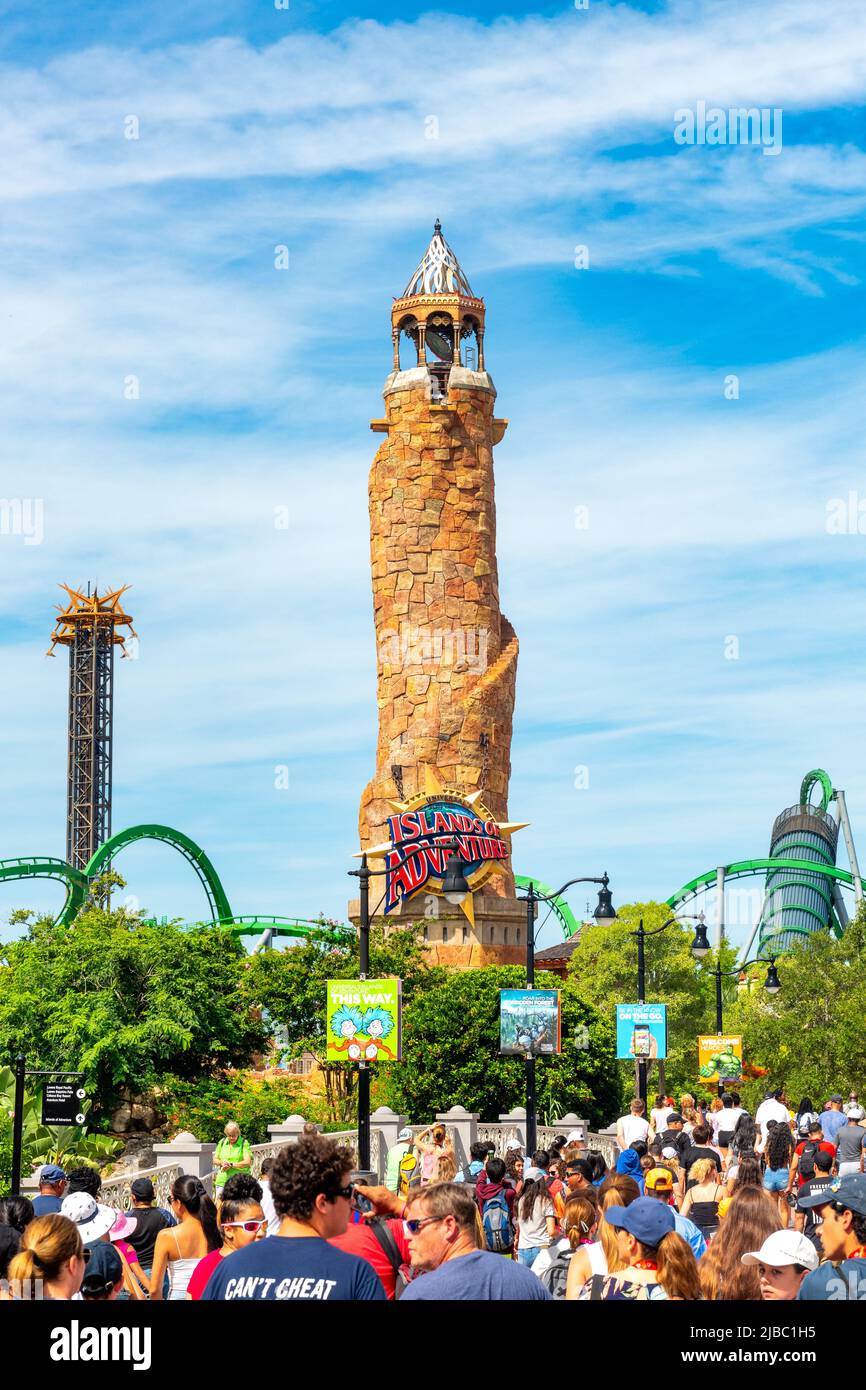 Menschenmenge, die bei einer Fahrt in einem Vergnügungspark an einem Turm vorbei läuft. Universal Studios Florida ist ein berühmter Ort und eine wichtige Touristenattraktion in der Southea Stockfoto