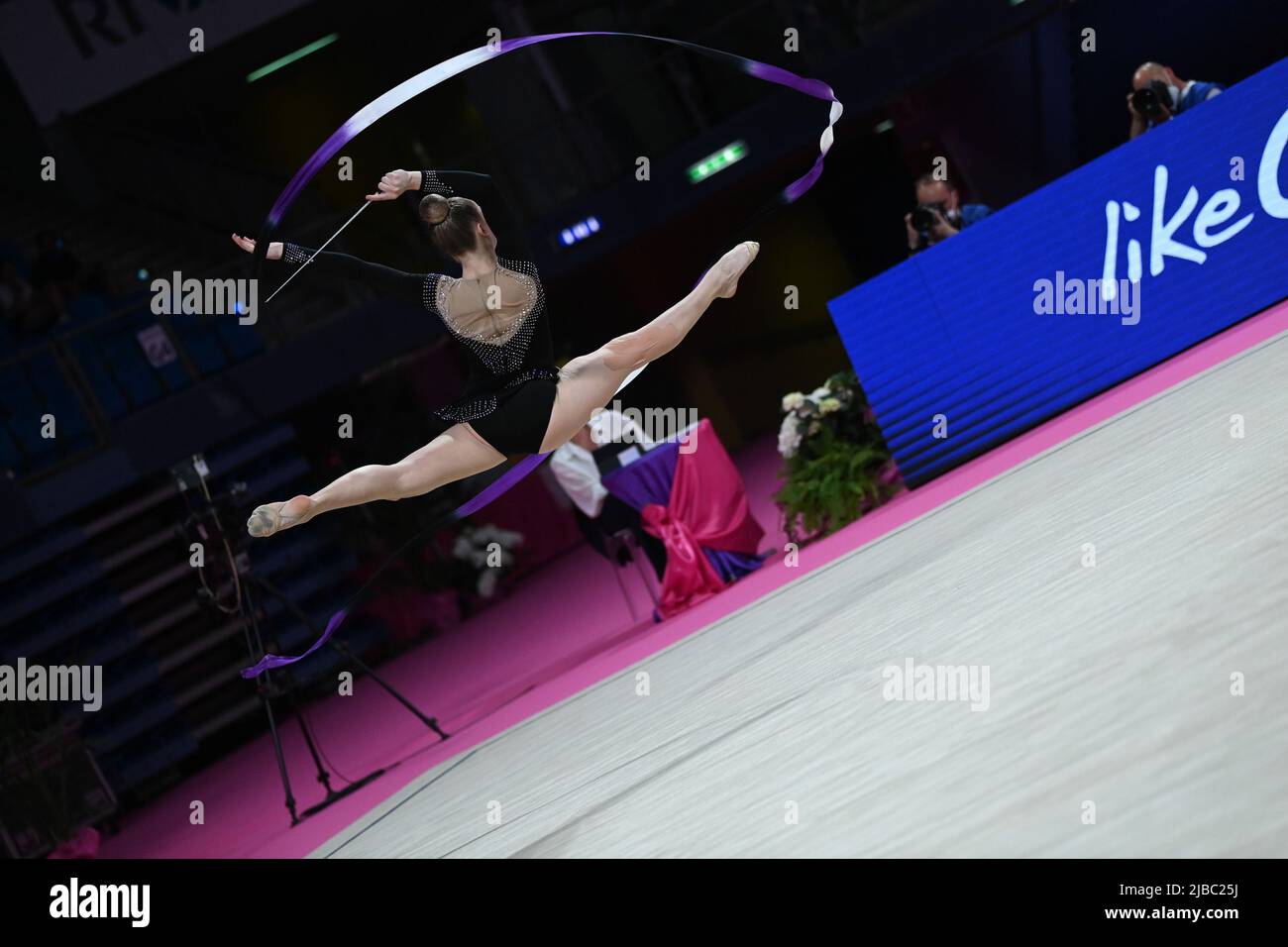 Kayla Rondi (RSA) während der rhythmischen Gymnastik FEIGE World Cup 2022, Gymnastik in Pesaro, Italien, Juni 03 2022 Stockfoto