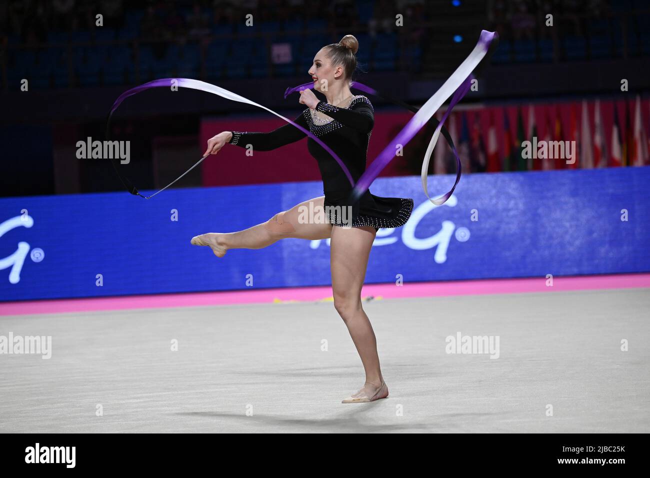 Kayla Rondi (RSA) während der rhythmischen Gymnastik FEIGE World Cup 2022, Gymnastik in Pesaro, Italien, Juni 03 2022 Stockfoto