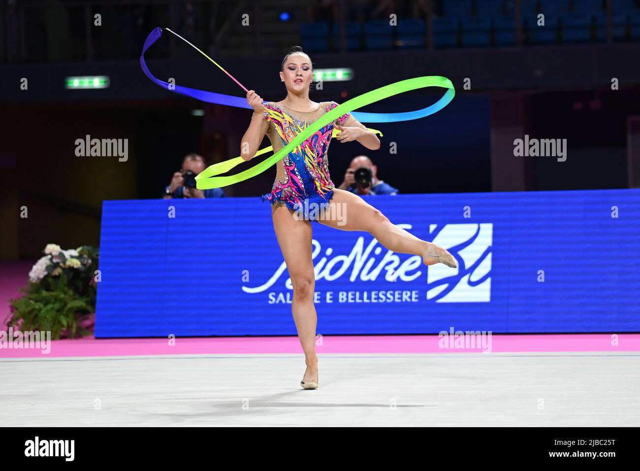 Alice Leaper (GBR) während der rhythmischen Gymnastik FEIGE World Cup 2022, Gymnastik in Pesaro, Italien, Juni 03 2022 Stockfoto