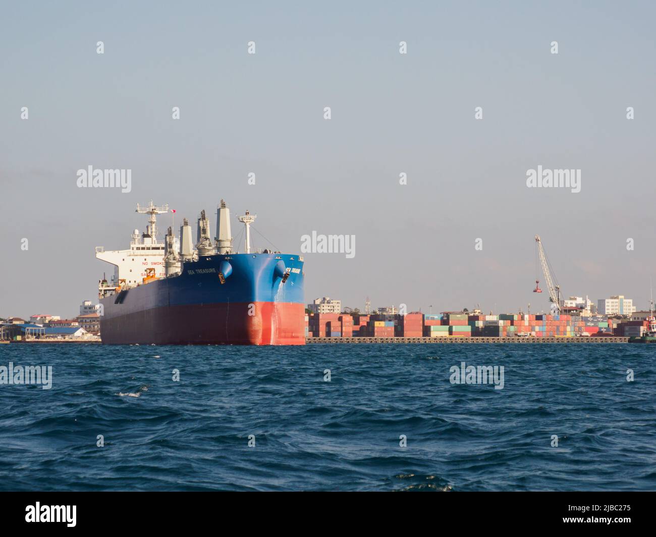 Stone Town, Sansibar - Jan, 2021: Blick auf den Hafen von Sansibar mit großen Schiffen, Kränen und Ladungen in der Nähe des Kais. Afrika. Stockfoto