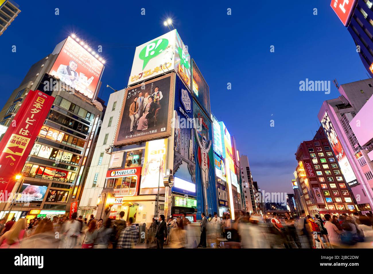 Japan. Kansai. Osaka. Beleuchtete Schilder im Bezirk Dotonbori bei Sonnenuntergang Stockfoto