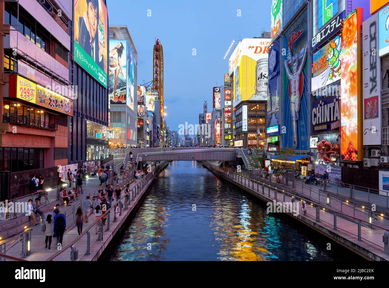 Japan. Kansai. Osaka. Beleuchtete Schilder an der Ebisu-Brücke am Dōtonbori-Kanal Stockfoto