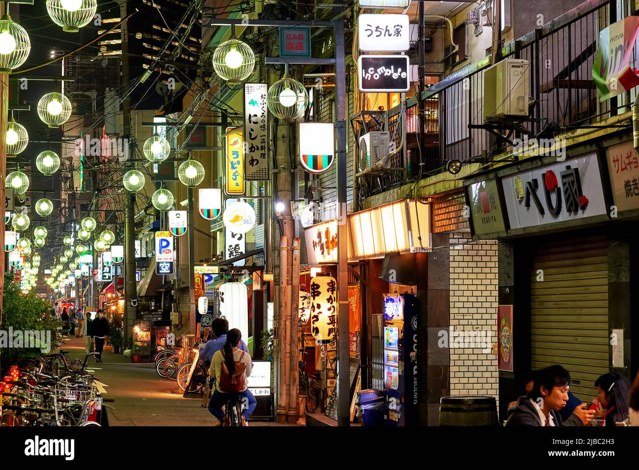 Japan. Kansai. Osaka. Beleuchtete Schilder im Bezirk Dotonbori bei Sonnenuntergang Stockfoto