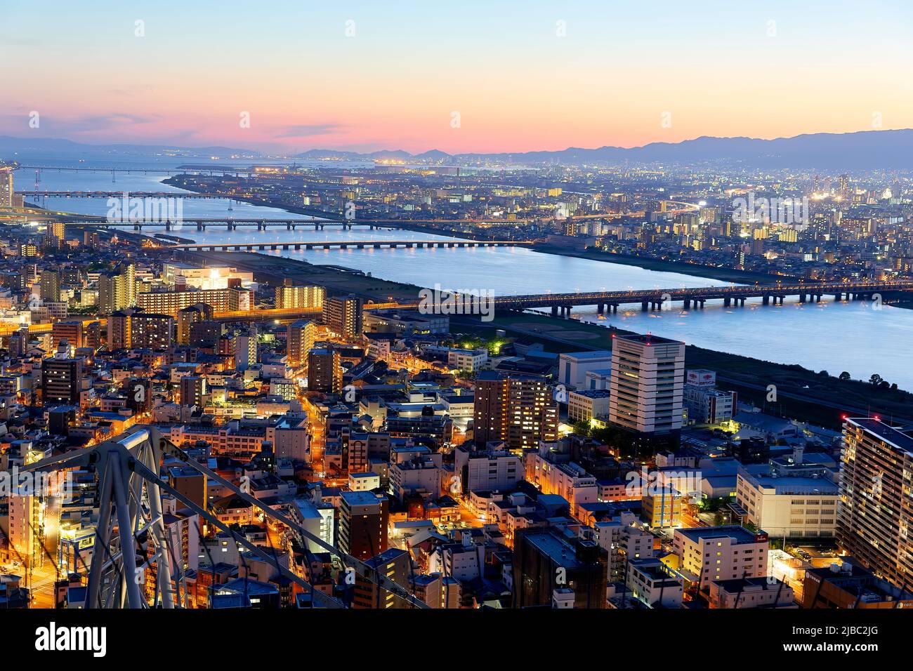 Japan. Kansai. Osaka. Luftaufnahme des Flusses Yodo bei Sonnenuntergang Stockfoto