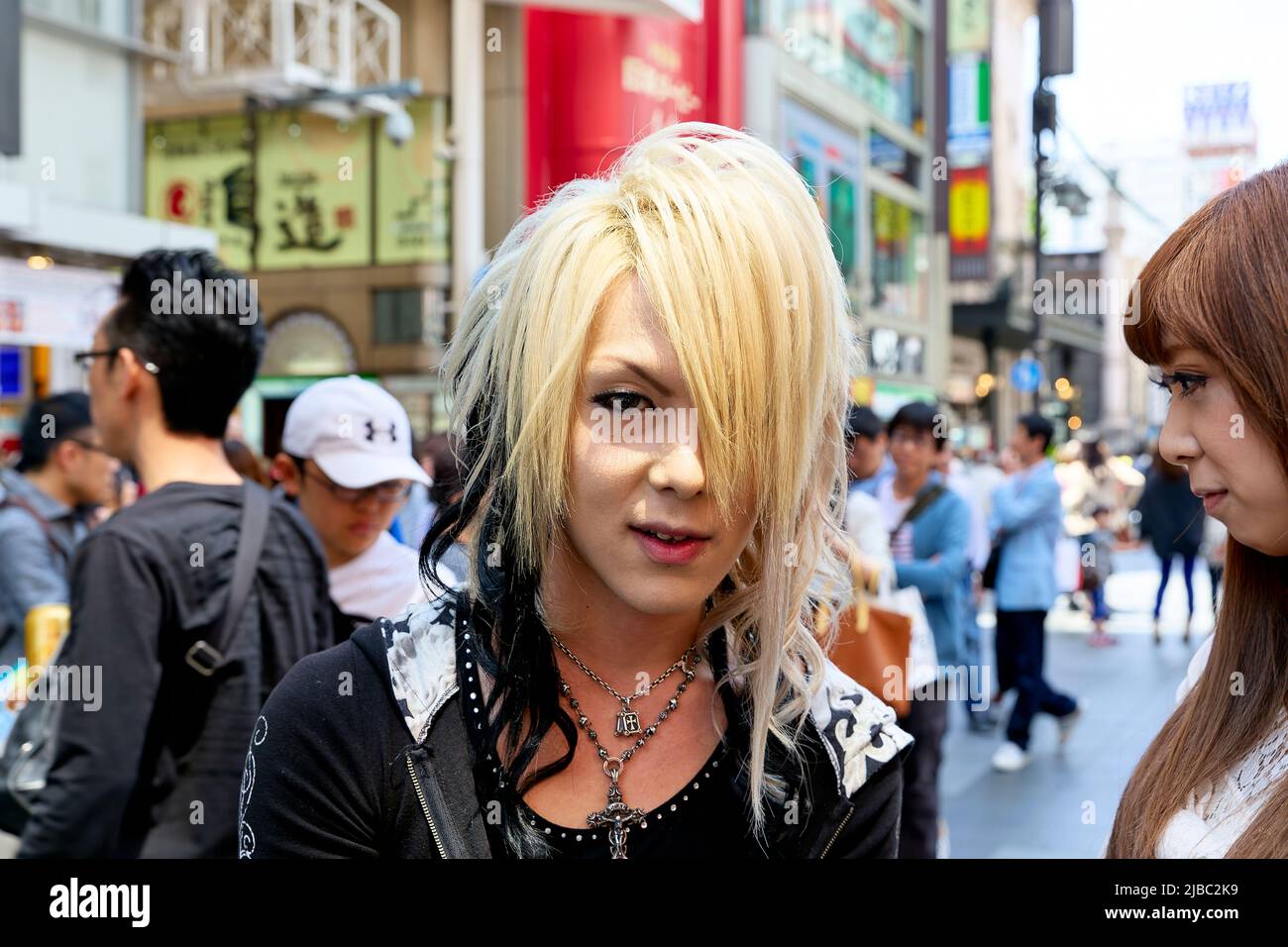 Japan. Kansai. Osaka. Punk Boy Girl im Distrikt America Mura Stockfoto