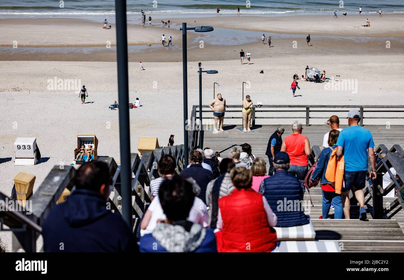 05. Juni 2022, Schleswig-Holstein, Wennigstedt/Sylt: Gäste der Insel Sylt genießen die Sonne am Strand und auf den Treppen zum Strand. Mit der Einführung des 9-Euro-Tickets hat sich die traditionell hohe Zahl der Touristen an Pfingsten erneut erhöht. Foto: Axel Heimken/dpa Stockfoto