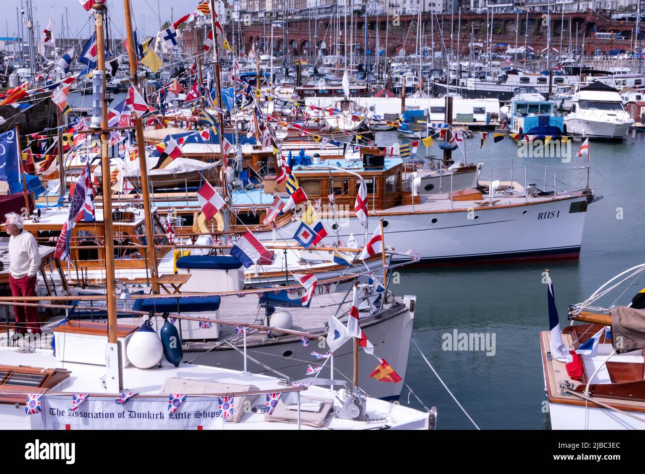 Schiffe der Vereinigung der Dunkirk Little Ships werden beim Platinum Jubilee Festival im Hafen von Ramsgate ausgestellt. Stockfoto