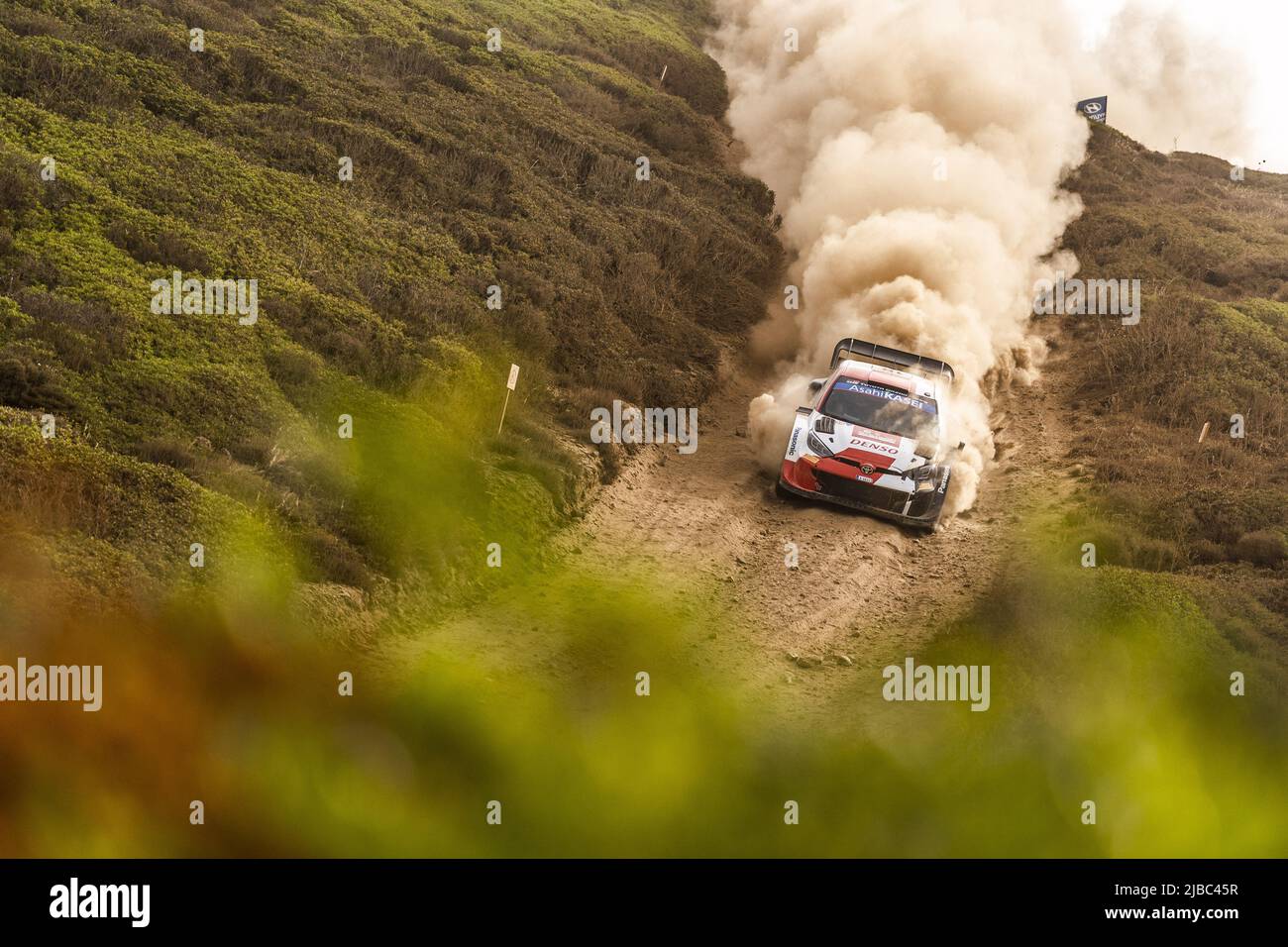 18 KATSUTA Takamoto (jpn), JOHNSTON Aaron (irl), Toyota Gazoo Racing WRT, Toyota GR Yaris Rally 1, Aktion während der Rallye Italia Sardegna 2022, 5. Runde der WRC World Rally Car Championship 2022, vom 2. Bis 5. Juni 2022 in Alghero, Italien - Foto: Nikos Katikis/DPPI/LiveMedia Stockfoto