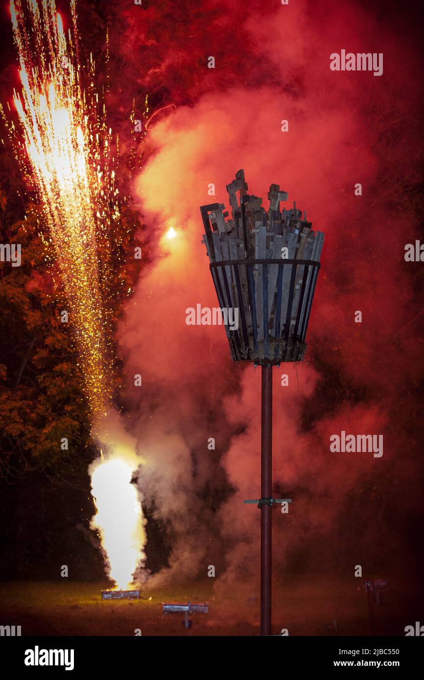 Das Feuerwerk wird hinter dem unbeleuchteten Leuchtfeuer in Wendlebury, Oxfordshire, für das Queens Diamond Jubilee losgelassen. Stockfoto