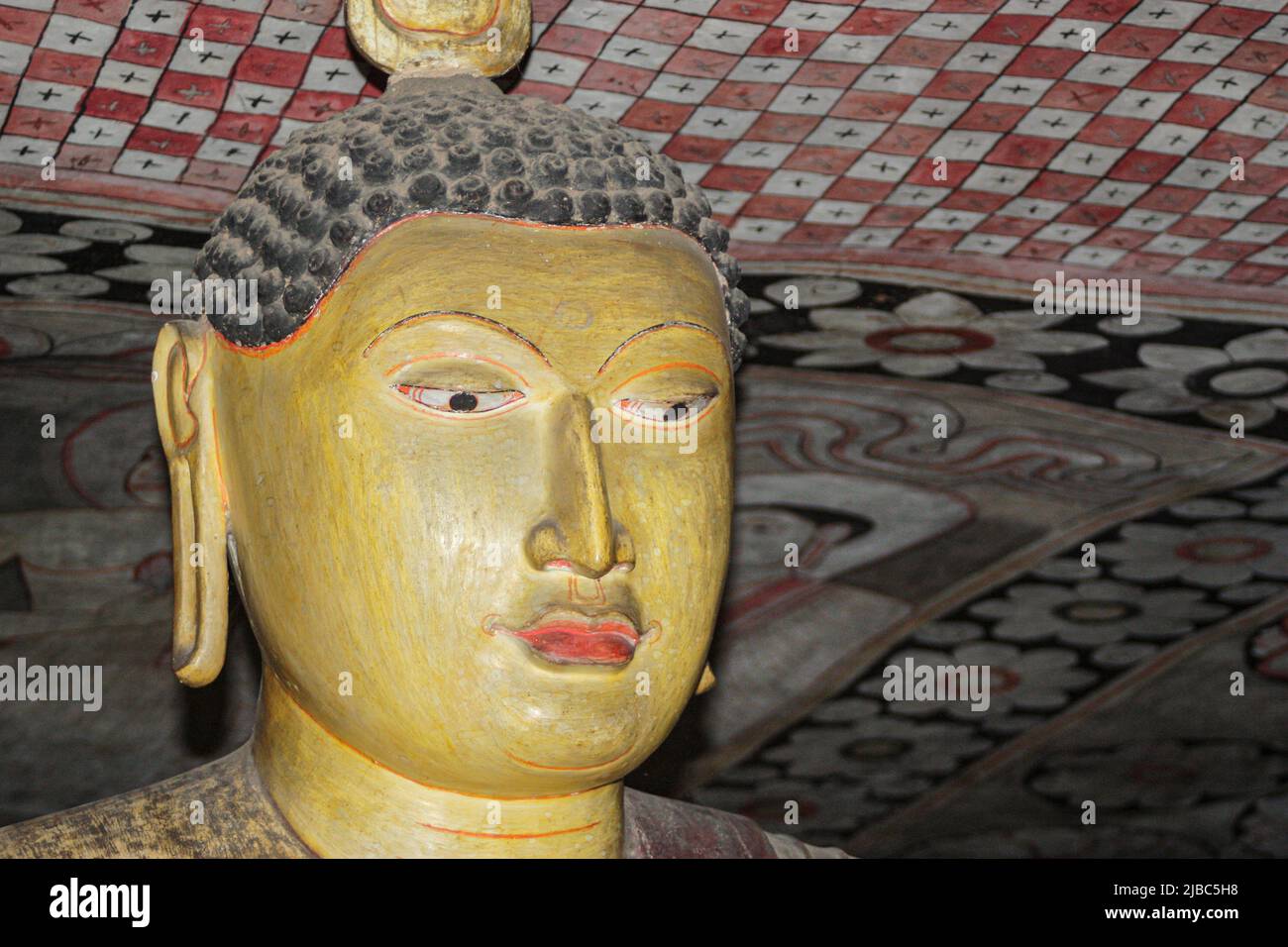 Nahaufnahme der heiligen Augen einer Buddha-Statue aus dem 12.. Jahrhundert in einem Höhlentempel in Sri Lanka. Stockfoto