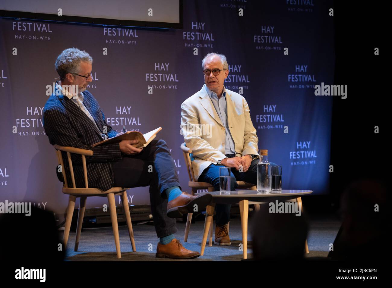 Hay-on-Wye, Wales, Großbritannien. 5.. Juni 2022. Charles Clover im Gespräch mit Andy Fryers beim Hay Festival 2022, Wales. Quelle: Sam Hardwick/Alamy. Stockfoto