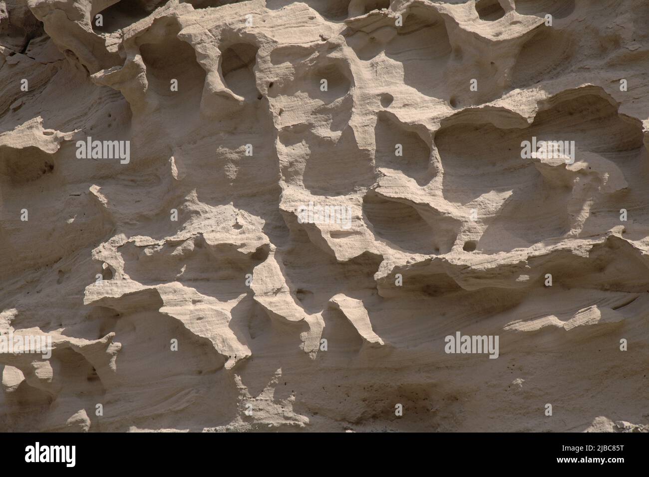 Gran Canaria, erstaunliche Sandsteinerosion Figuren in Schluchten auf Punta de las Arenas Kap auf dem westlichen Teil der Insel, auch Playa de Artena genannt Stockfoto