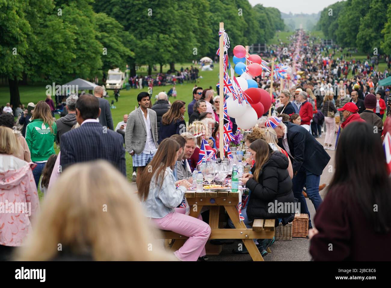 Mitglieder der örtlichen Gemeinde nehmen am Big Jubilee Lunch am „Long Table“ auf dem Long Walk, Windsor Castle, am vierten Tag der Feierlichkeiten zum Platin-Jubiläum Teil. Bilddatum: Sonntag, 5. Juni 2022. Stockfoto