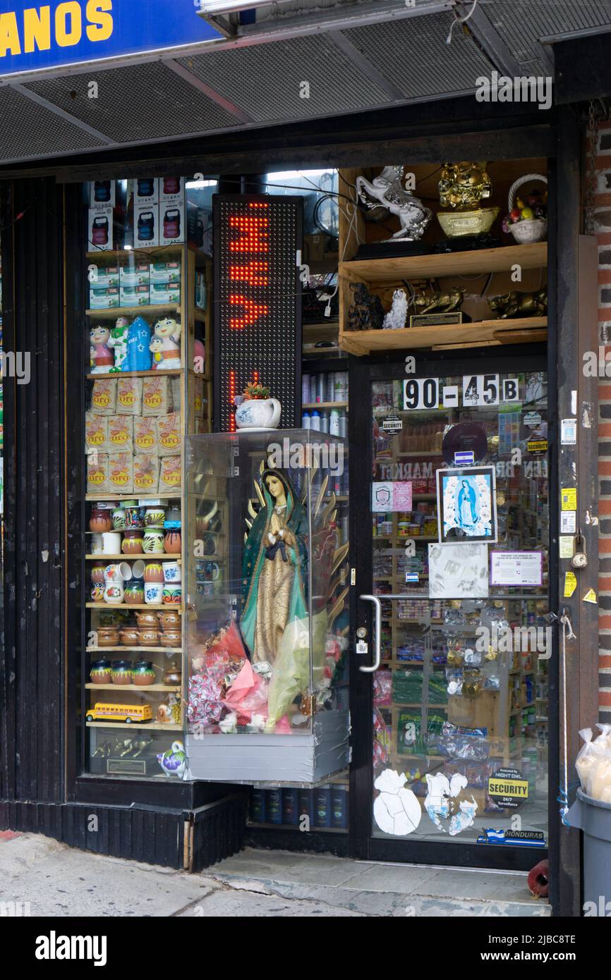 Das Äußere von EL RINCONSITO, die mittelamerikanische Produkte verkaufen und eine Statue der Jungfrau Maria mit einem Spendenschlitz in ihrem Fenster haben. Stockfoto