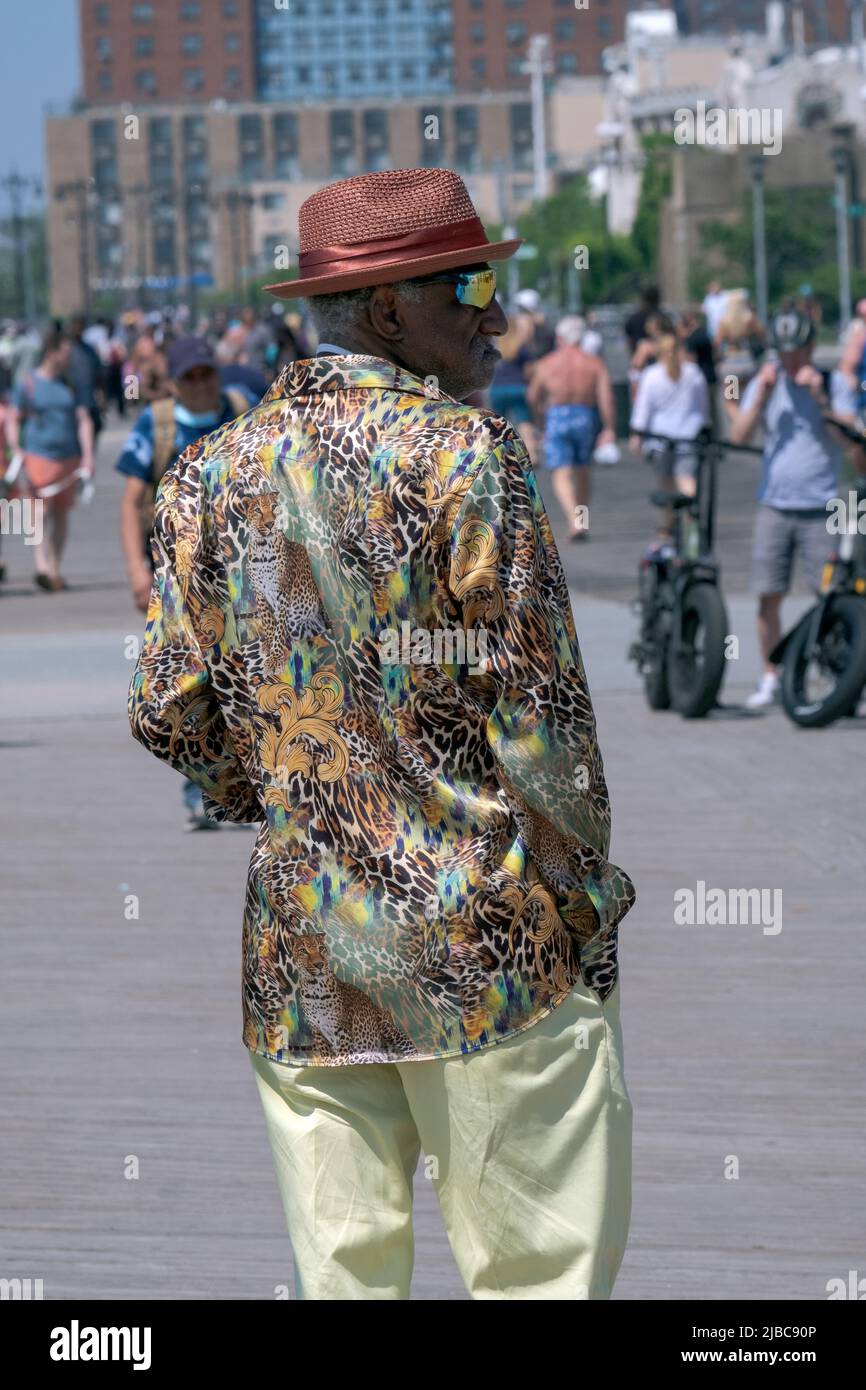 Profilportrait eines älteren hispanischen Amerikaners mit seinem eigenen persönlichen Stilsinn. Auf der Promenade in Coney Island, Brooklyn, New York City. Stockfoto