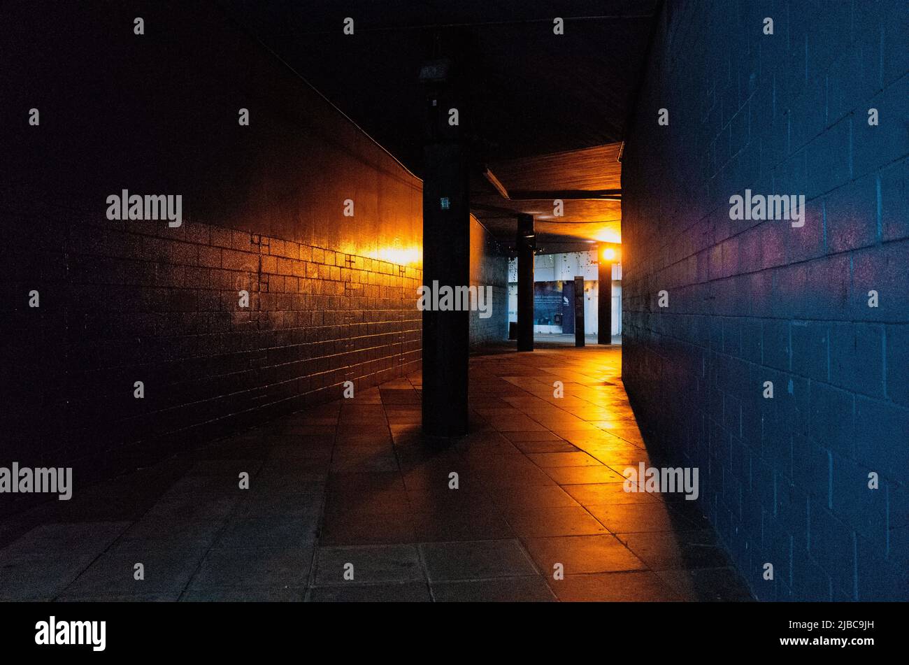 Dunkle Unterführung mit orangefarbener Beleuchtung in der Nähe des bahnhofs waterloo in London Stockfoto