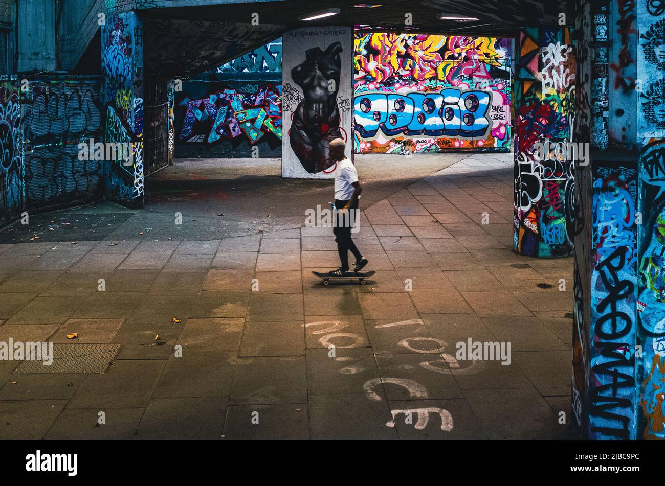 Skateboarder üben im berühmten Southbank Skatepark unter dem Southbank Center in London Stockfoto
