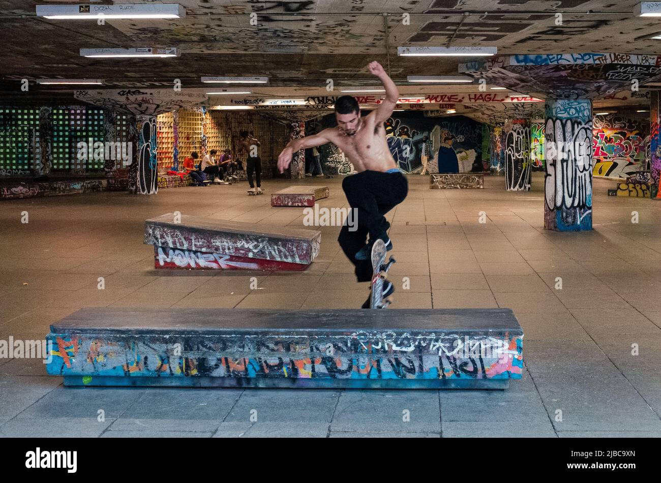 Skateboarder üben im berühmten Southbank Skatepark unter dem Southbank Center in London Stockfoto