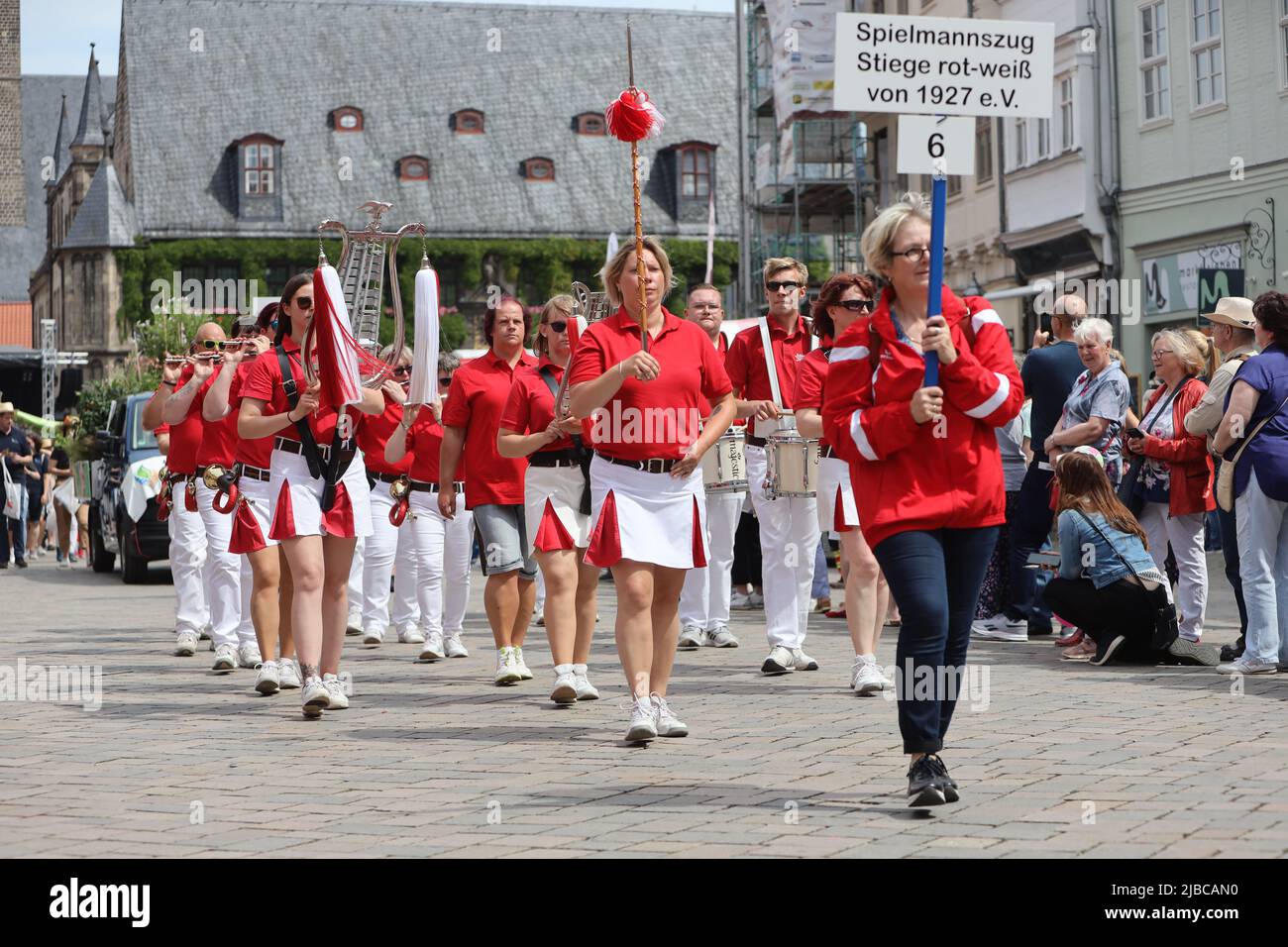 Quedlinburg, Deutschland. 05.. Juni 2022. Die Marschkapelle Stiege rot-weiß von 1927 e.V. marschiert während der Parade durch den Marktplatz. Anlässlich der Königstage in Quedlinburg, zu Ehren von König Heinrich I., fand am Pfingstwochenende ein großes Stadtfest in der Weltkulturerbe-Stadt statt. Der Kaiserfrühling und der Weltnaturerbetag sind wichtige Bestandteile des Festivals. Quelle: Matthias Bein/dpa/Alamy Live News Stockfoto