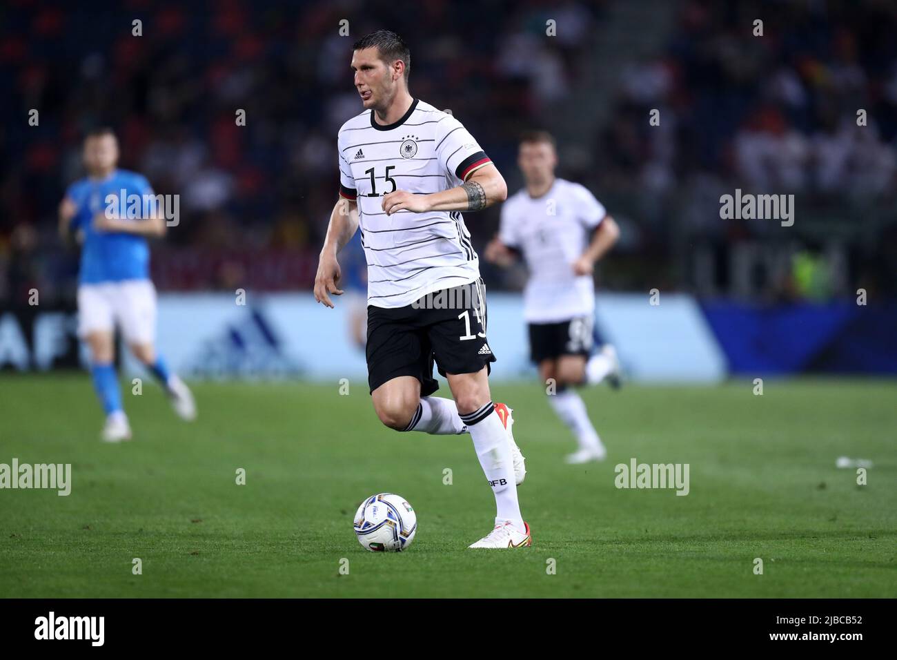 Niklas Sule aus Deutschland kontrolliert den Ball während des UEFA Nations League Group 3-Spiels zwischen Italien und Deutschland im Stadio Dall'Ara am 4. Juni 2022 in Bologna, Italien. Stockfoto