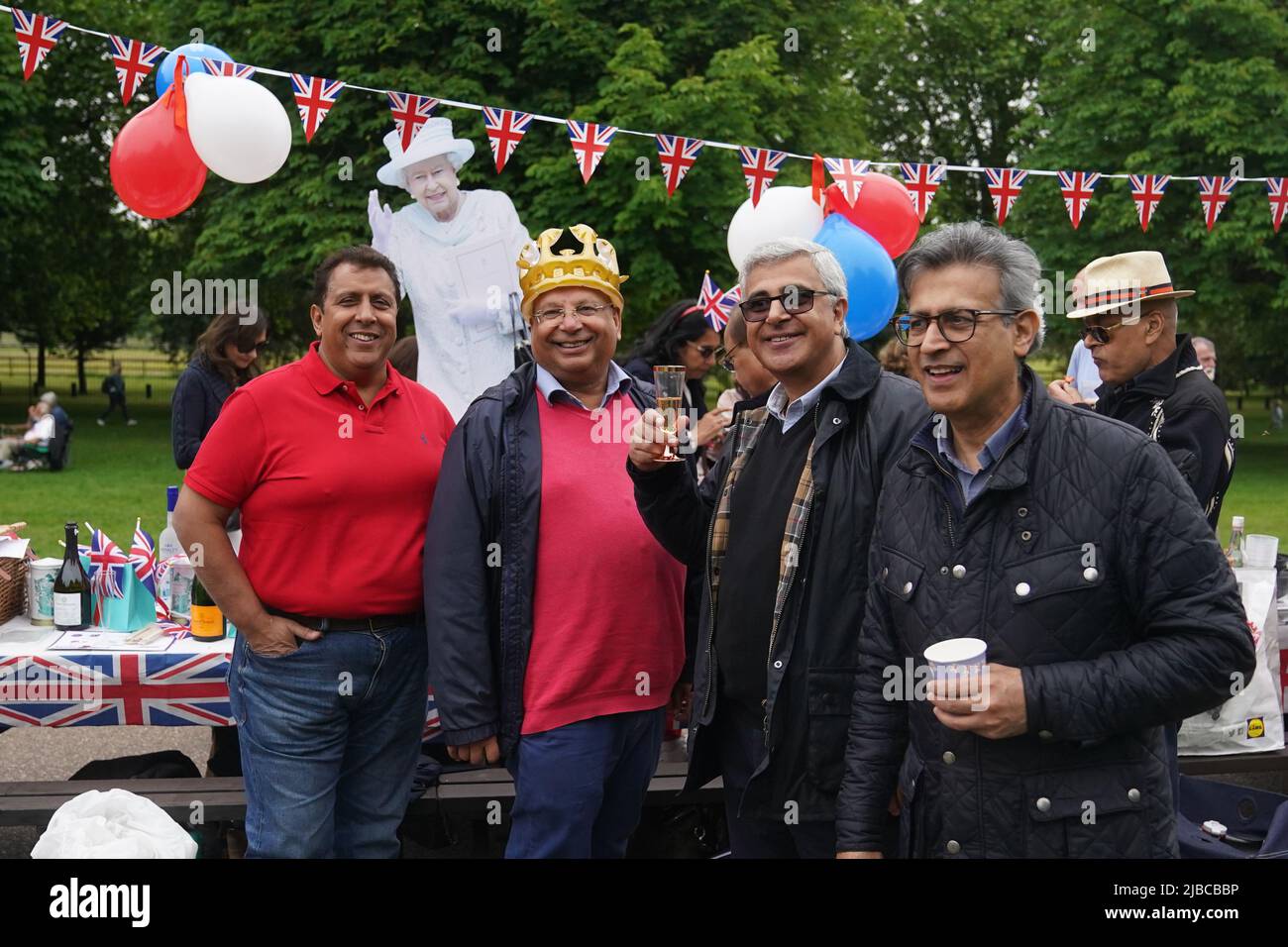 Mitglieder der örtlichen Gemeinde nehmen am Big Jubilee Lunch am „Long Table“ auf dem Long Walk, Windsor Castle, am vierten Tag der Feierlichkeiten zum Platin-Jubiläum Teil. Bilddatum: Sonntag, 5. Juni 2022. Stockfoto