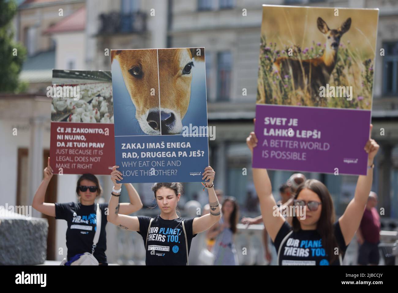 Die Demonstranten tragen Plakate während einer globalen Kundgebung am Tag der nationalen Tierrechte. Am gleichen Tag fanden in mehreren Städten der Welt Kundgebungen zum Tag der nationalen Tierrechte statt. (Foto von Luka Dakskobler / SOPA Images/Sipa USA) Stockfoto