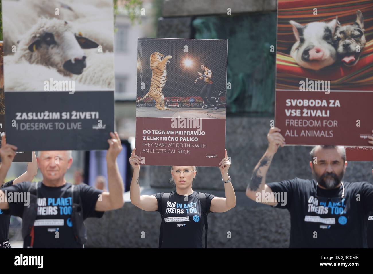 Die Demonstranten tragen Plakate während einer globalen Kundgebung am Tag der nationalen Tierrechte. Am gleichen Tag fanden in mehreren Städten der Welt Kundgebungen zum Tag der nationalen Tierrechte statt. (Foto von Luka Dakskobler / SOPA Images/Sipa USA) Stockfoto