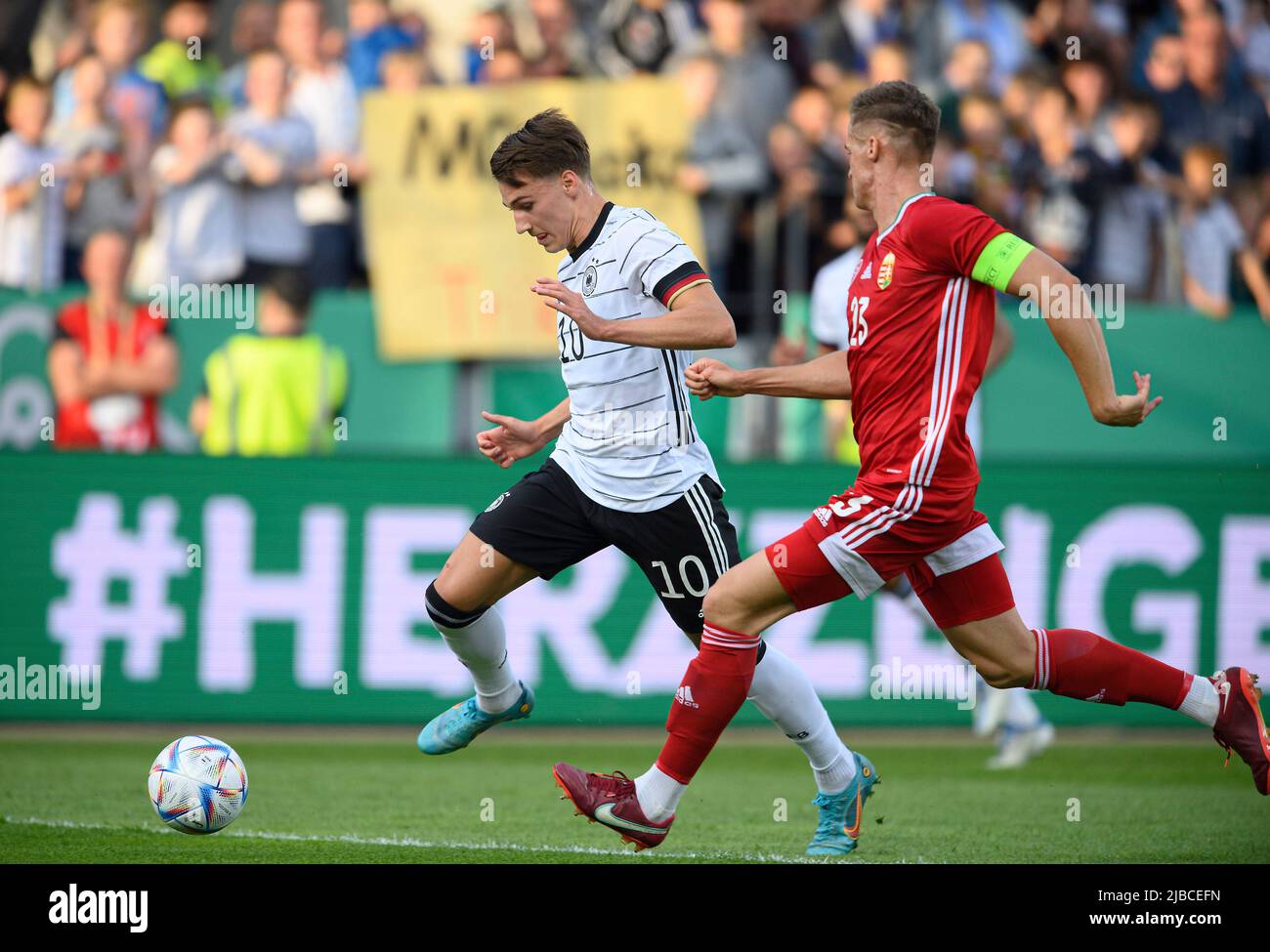 Tim LEMPERLE (GER) Aktion, r. Attila Mocsi (HUN), Duelle Fußball Laenderspiel, Europameisterschaft Qualifikation U 21, Deutschland (GER) - Ungarn (HUN) 4: 0, am 3.. Juni 2022 in Osnabrück. Â Stockfoto