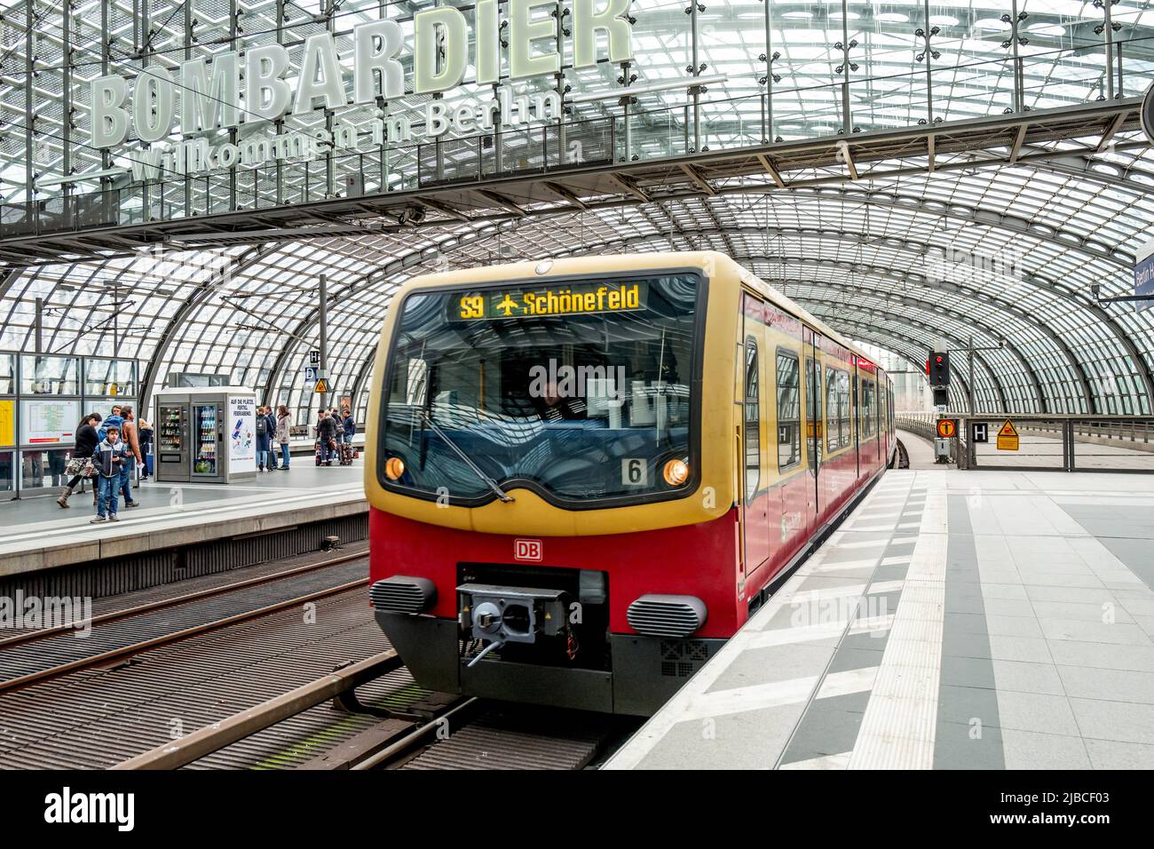 Berlin, März 24. 2019: Die S-Bahnsteige am Berliner Hauptbahnhof Stockfoto