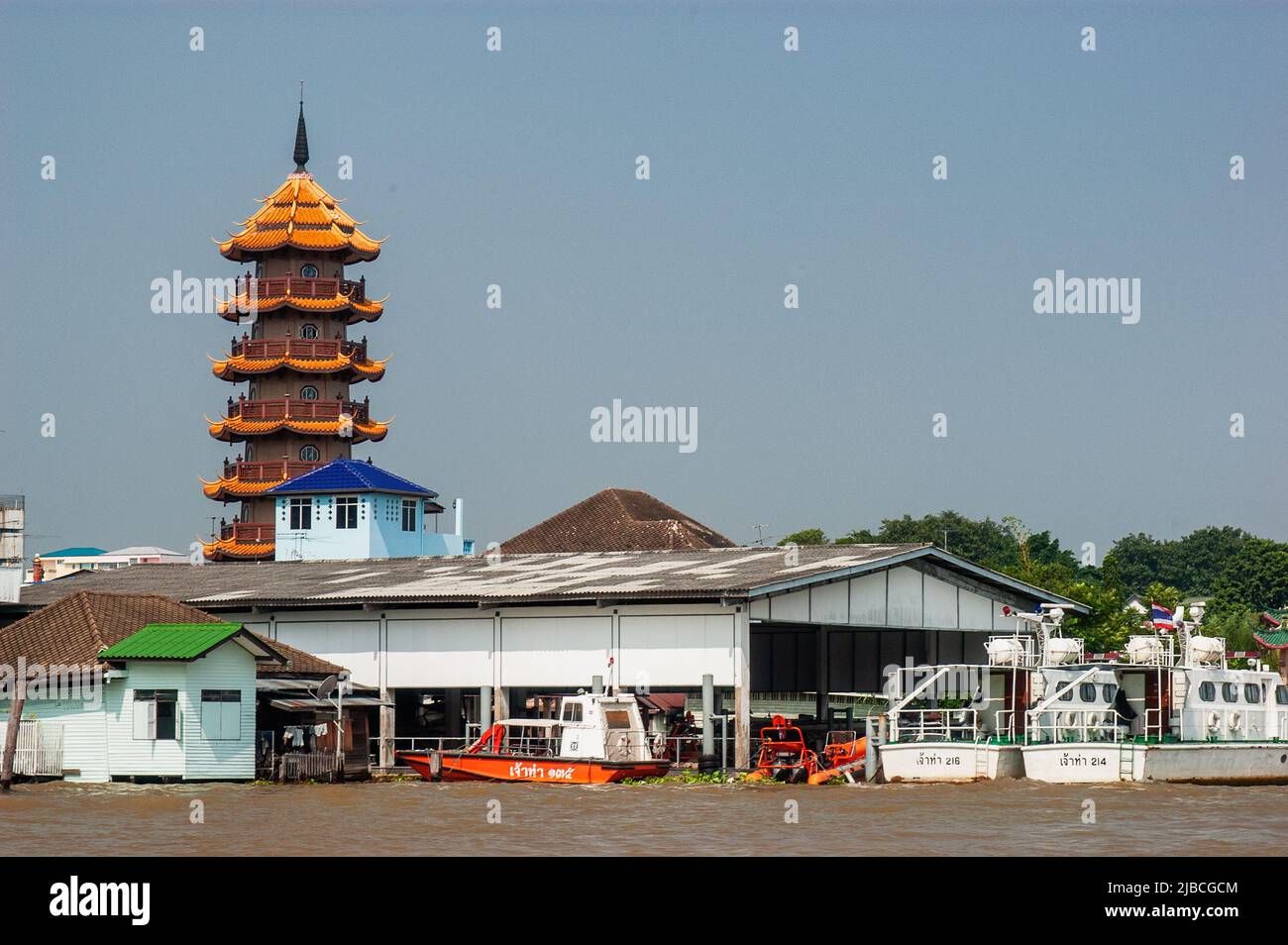 Pagode über dem Chao Phraya River, Bangkok, Thailand Stockfoto