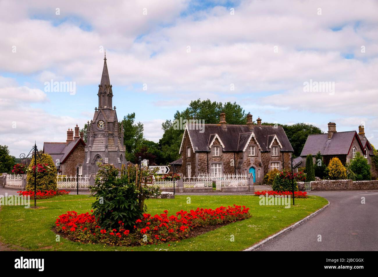 Village Green und gemauerte Steinhäuser von Ardagh, Irland mit einem freistehenden gotischen Uhrenturm. Stockfoto